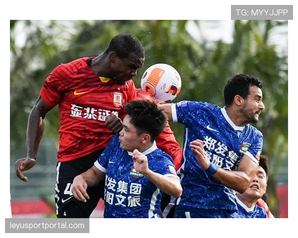 VAR介入判罚点球，长春亚泰与河南队比赛一度中断五分钟